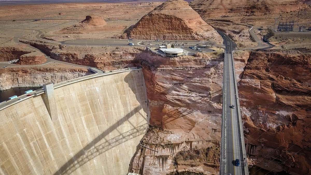 glen canyon dam bridge photo of vehicles on bridge page